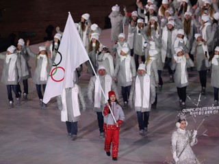 Na otváracom ceremoniáli kráčali Olympijskí športovci z Ruska pod olympijskou vlajkou, ktorú niesla kórejská dobrovoľníčka.