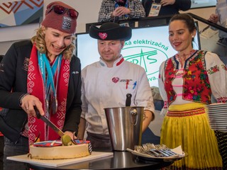 Anastasia Kuzminová krája tortu v Slovenskom dome.