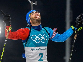 Martin Fourcade sa teší po svojom víťazstve v pretekoch s hromadným štartom.