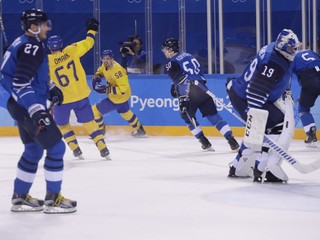 Švédi v severskom derby porazili Fínsko a postúpili priamo do štvrťfinále