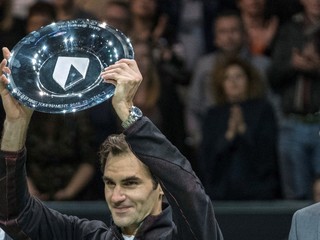 Roger Federer s trofejou pre víťaza turnaja v Rotterdame.