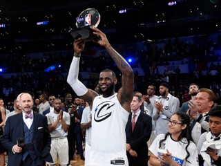 LeBron James sa stal tretíkrát v kariére najužitočnejším hráčom (MVP) Zápasu hviezd.