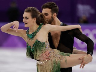 Gabriella Papadakisová s Guillaumom Cizeronom počas krátkeho tanca.