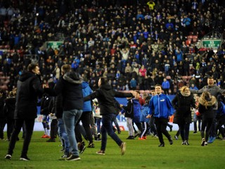 Fanúšikovia Wiganu vtrhli na ihrisko po triume nad Manchestrom City.