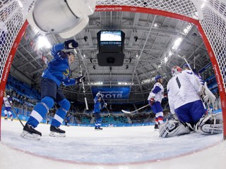 Hokejisti Fínska strieľajú prvý gól do siete Matta Daltona.