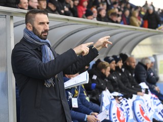 Tréner Slovana Martin Ševela počas úvodného jarného zápasu bratislavského klubu v Michalovciach.