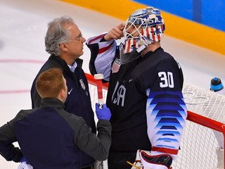 Brankár USA Ryan Zapolski v zápase proti Slovensku po kolízii dočasne stratil cit v rukách aj nohách.