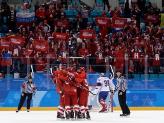 Ruskí hokejisti sa radujú po jednom z gólov.