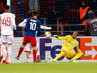 Rozhodujúci moment zápasu, Dzagojev strieľa postupový gól.