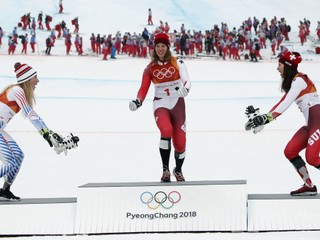 ZJAZDOVÉ LYŽOVANIE: Strieborná Američanka Mikaela Shiffrinová, vľavo, Švajčiarka Michelle Gisinová, ktorá vyhrala zlato, a druhá Švajčiarka Wendy Holdenerová, ktorá sa tešila z bronzu.