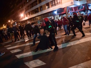 Potýčka medzi policajtmi a fanúšikmi.