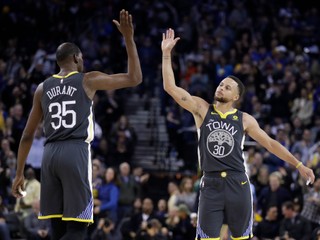 Stephen Curry (vpravo) a Kevin Durant režírovali víťazstvo nad LA Clippers.
