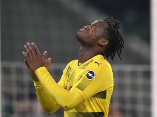 Útočník Dortmundu Michy Batshuayi sa sťažoval na rasizmus.