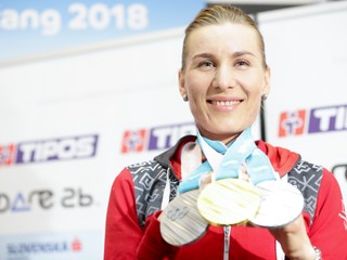 Anastasia Kuzminová s tromi medailami.