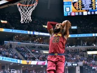 LeBron James zakončuje na kôš v zápase proti Memphisu.