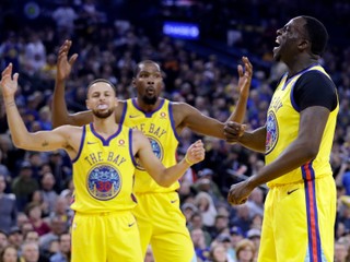 Hráči Golden State počas zápasu.