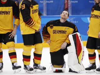 Smutní nemeckí hokejisti po finálovej prehre.
