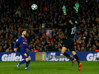 Lionel Messi sa snaží prekonať brankára Girony.