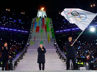 Starosta Pekingu máva olympijskou vlajkou.