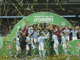 Hráči Manchestru City sa radujú zo zisku Ligového pohára.