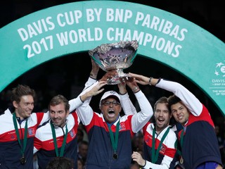 Slávnu trofej zdvihli minulý rok nad hlavu tenisti Francúzska.