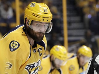 Mike Fisher si opäť oblečie dres Nashvillu.