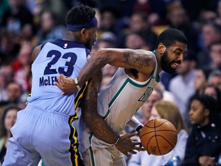 Kyrie Irving (vpravo) bol opäť hviezdou Bostonu Celtics.