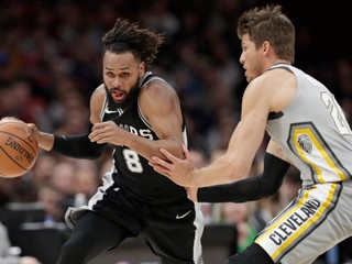Patty Mills (vľavo).