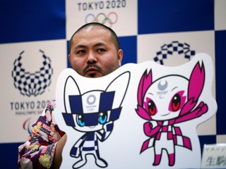 Dizajnér maskotov ZOH 2020 Ryo Taniguchi pri predstavovaní.