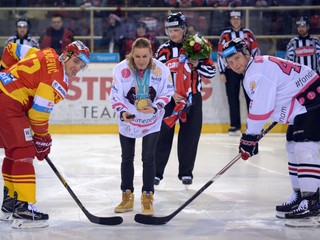 Čestné buly pred zápasom Banskej Bystrice s Trenčínom vhodila Anastasia Kuzminová (uprostred).