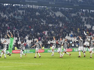 Hráči Juventusu oslavujú víťazstvo 1:0 a postup do finále po odvete semifinále Talianskeho pohára.