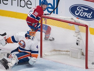 Jaroslav Halák inkasuje jeden z gólov v zápase proti Montrealu.