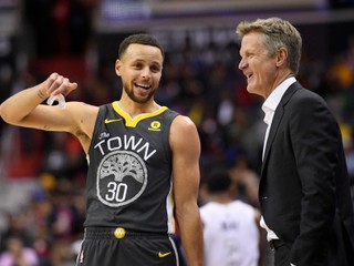 Stephen Curry s trénerom Stevom Kerrom.
