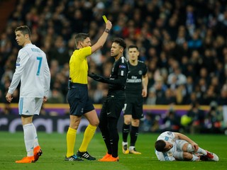 Neymar (v čiernom pri rozhodcovi) v utorok Real neohrozí. Ronaldo (vľavo) má formu.