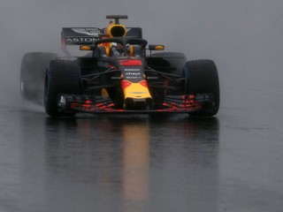 Austrálsky jazdec tímu Red Bull Racing Daniel Ricciardo v monoposte Red Bull RB14 počas predsezónnych testov na trati okruhu Catalunya.