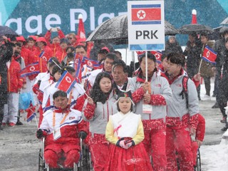 Severokórejský paralympijský tím prichádza do dediny na ceremoniál 8. marca 2018.