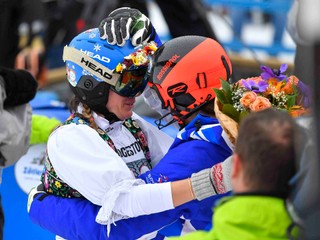 Na snímke vľavo slovenská slalomárka Veronika Velez-Zuzulová, vpravo jej kolegyňa Petra Vlhová v cieli pretekov.