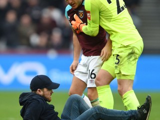 Kapitán West Hamu United Mark Noble napadol fanúšika, ktorý vtrhol na ihrisko.