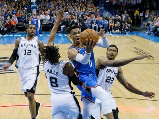 Russell Westbrook (v modrom).