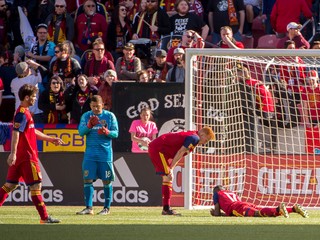 Futbalisti Realu Salt Lake reagujú po jednom z inkasovaných gólov.