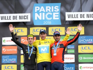 Uprostred španielsky cyklista Marc Soler, víťaz Paríž - Nice, vľavo druhý Brit Simon Yates a vpravo tretí Španiel Gorka Izaguirre.