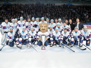 Hokejisti Nitry sa radujú z trofeje pre víťaza základnej časti.