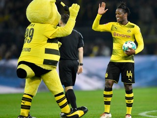 Michy Batshuayi sa raduje s maskotom tímu.