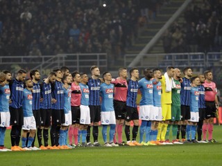 Futbalisti Interu Miláno a Neapolu počas minúty ticha za Davide Astorim.