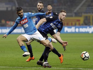 Milan Škriniar odoberá loptu Lorenzovi Insignemu.