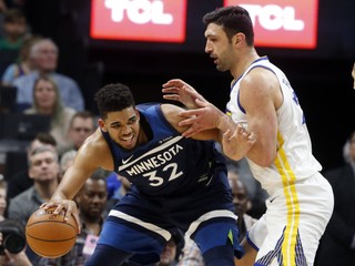 Pivot Karl-Anthony Towns (vľavo) bol hviezdou Minnesoty.
