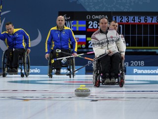 Slovenský reprezentant v curlingu na vozíku Dušan Pitoňák počas štvrtého vystúpenia na paralympijskom turnaji v Pjongčangu proti Švédsku v Kangnungu.