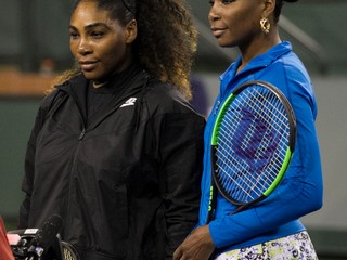 Venus (vpravo) a Serena Williamsové.