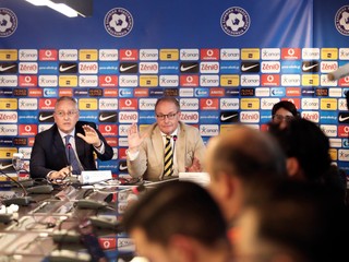 Hübel (v strede) sa stretol s gréckymi vládnymi predstaviteľmi i ligovými futbalovými funkcionármi.