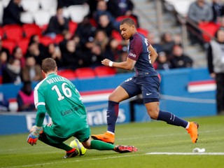Kylian Mbappé sa snaží prekonať brankára Angers.